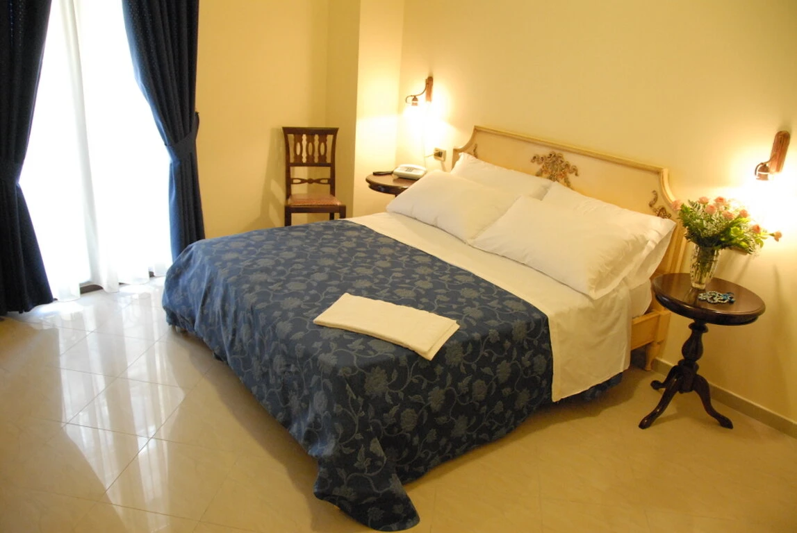 veduta della camera matrimoniale con balcone