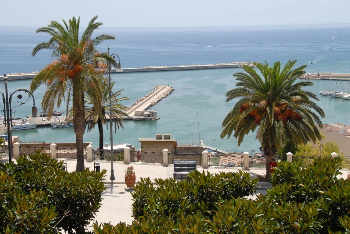 veduta panoramica della piazza Scandaliato