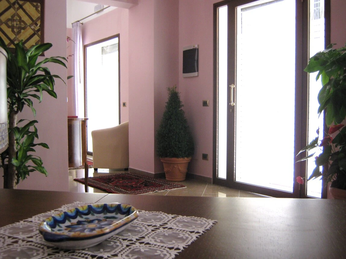 ingresso hotel veduto dall'interno