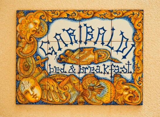 insegna artistica in ceramica