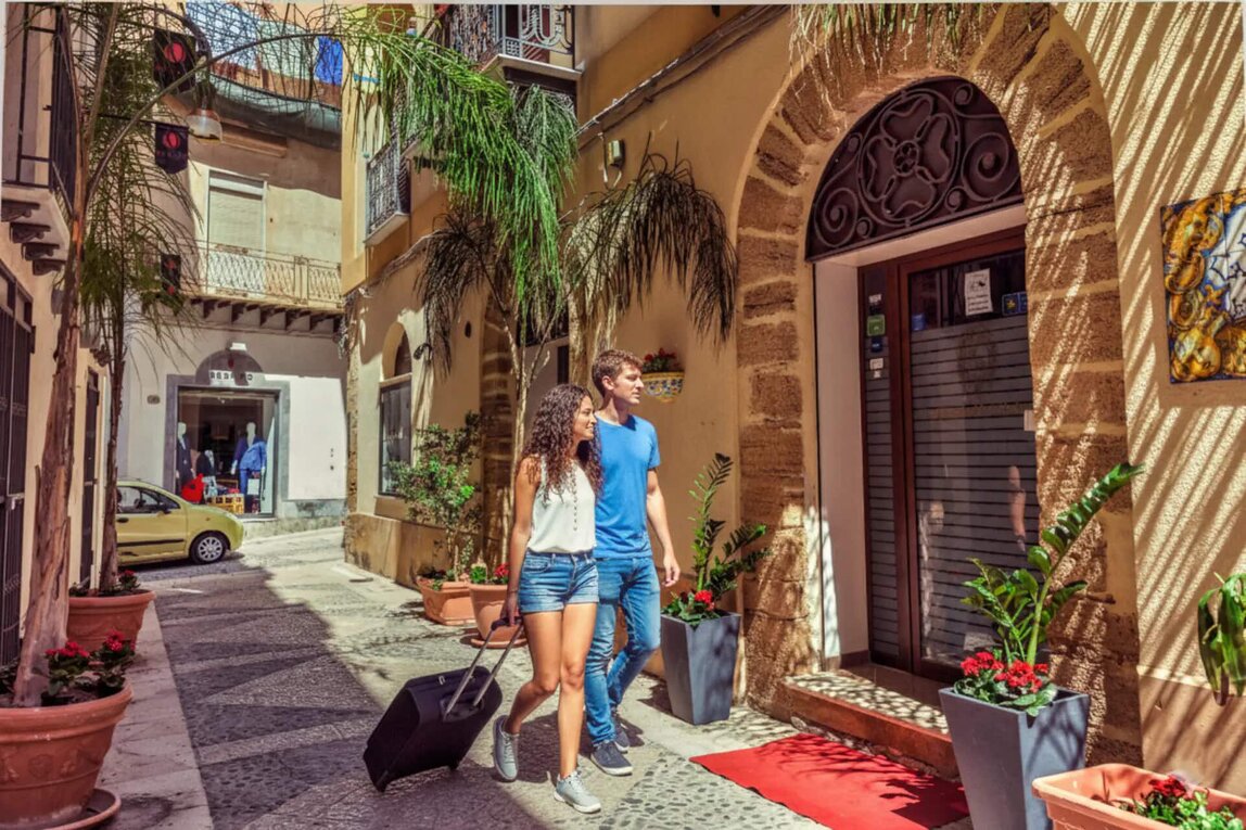 ragazzi davanti 'ingresso hotel