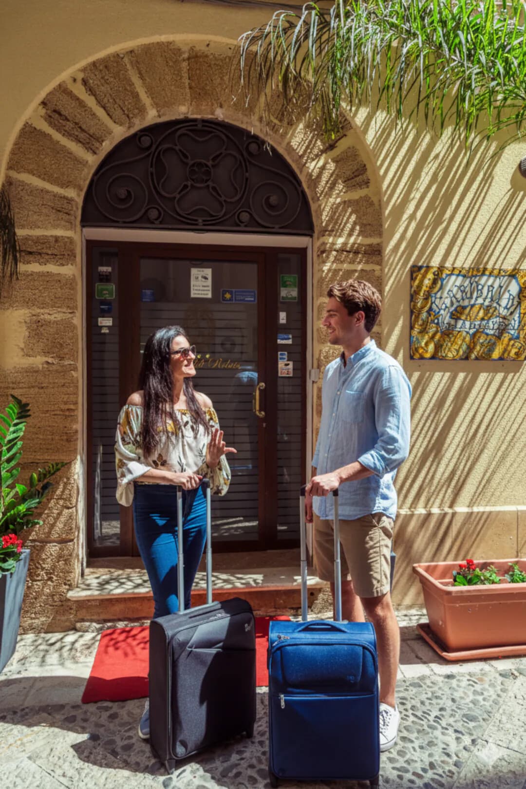 turisti davanti l'ingresso